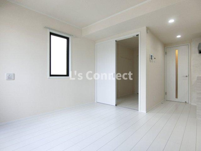 【居間・リビング】 | Ｓｅｉｎｅ北稲葉 | 角部屋で２面に窓があります。