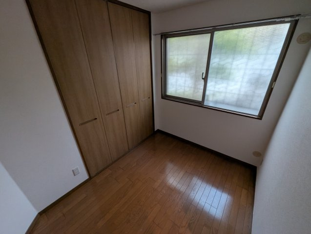 エスタ雲雀丘の洋室