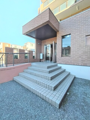 ベビーカーなどの方にはありがたいスロープ付のエントランス★