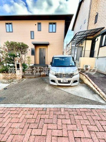 寿楽荘一戸建の駐車場|2台悠々止めれます