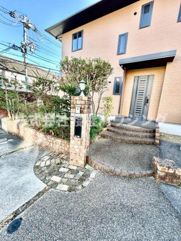 寿楽荘一戸建のエントランス