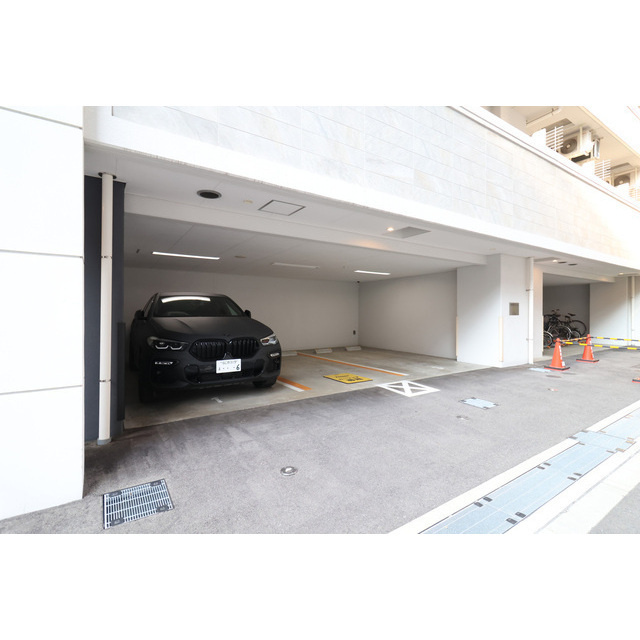 エステムコート難波Ⅶビヨンドの駐車場