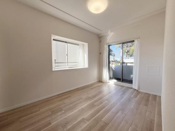 【洋室】 | 青葉台ガーデンハウス | 居室に収納スペースあります