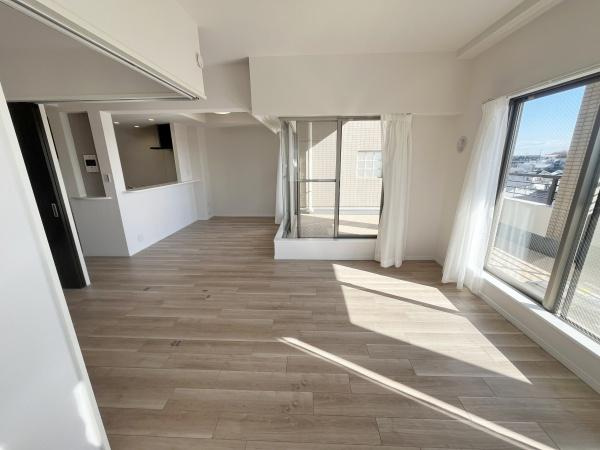 【居間・リビング】 | 青葉台ガーデンハウス | キッチンからリビングダイニングまで見渡せて、ご家族のコミュニケーションも取りやすい間取りです♪