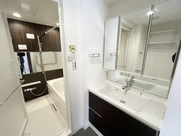 【独立洗面台】 | 青葉台ガーデンハウス | 十分な大きさの洗面台は収納力大。身だしなみチェックや歯磨きなど、朝の慌ただしい時間でも余裕とゆとりを感じられます♪