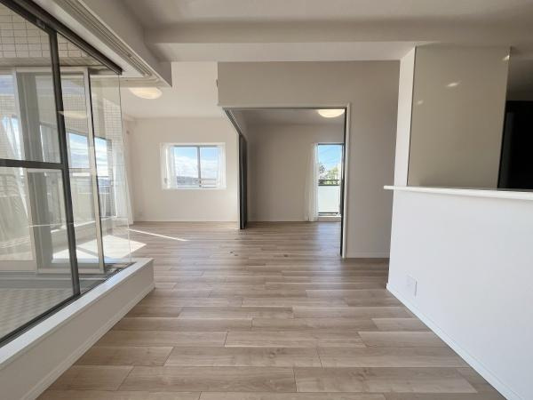 【居間・リビング】 | 青葉台ガーデンハウス | 白が基調の清潔感のあるリビング