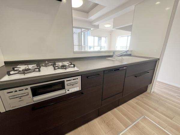 【キッチン】 | 青葉台ガーデンハウス | キッチンスペースは広々しており、調理の効率が上がる３口コンロに、食洗器もついており、家事もはかどります♪