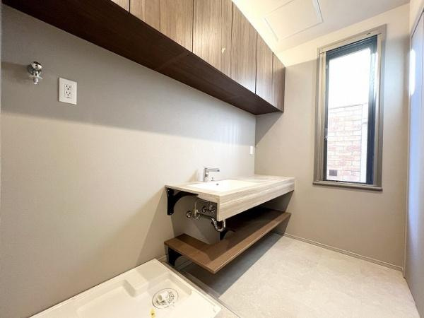 【独立洗面台】 | ラ・アトレ玉川瀬田ウエストテラス | 十分な大きさの洗面台は収納力大。身だしなみチェックや歯磨きなど、朝の慌ただしい時間でも余裕とゆとりを感じられます♪