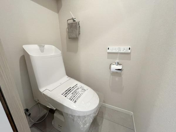 ガーデンハウスのトイレ|スッキリとした印象のトイレは、保温・洗浄機能付きです。
上部には、収納スペースがあり、トイレットペーパー等スッキリ収納頂けます。