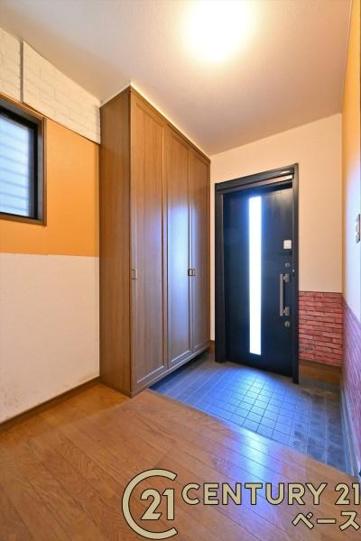 香芝市旭ケ丘４丁目の中古一戸建の玄関|■現地撮影写真■すっきりとした明るい玄関が家族やお客様を迎えてくれます！