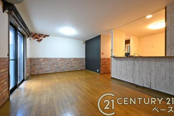 香芝市旭ケ丘４丁目の中古一戸建の居間・リビング|■現地撮影写真■ご家族でくつろいでいただける広々したリビングです！