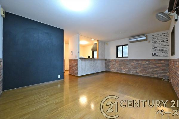 香芝市旭ケ丘４丁目の中古一戸建の居間・リビング|■現地撮影写真■大きな窓から柔らかい光が射し込みます！