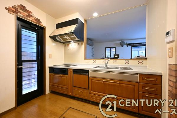 香芝市旭ケ丘４丁目の中古一戸建のキッチン|■現地撮影写真■家族とのコミュニケーションがとりやすい人気のカウンターキッチン！