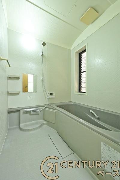 香芝市旭ケ丘４丁目の中古一戸建の浴室|■現地撮影写真■ゆったりしたサイズの浴室！足を伸ばしての入浴は疲れも癒してくれます！