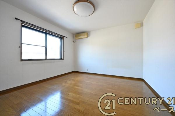 香芝市旭ケ丘４丁目の中古一戸建の寝室|■現地撮影写真■広々とした洋室です！