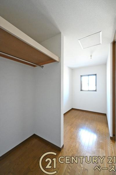 香芝市旭ケ丘４丁目の中古一戸建の収納|■現地撮影写真■広々としたＷＩＣを完備！大きな荷物も楽々収納！