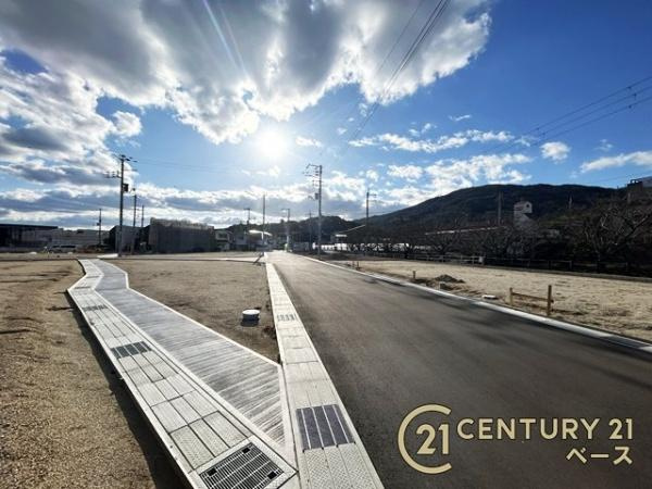 リーブルガーデン中菜畑 ５号棟 ／新築一戸建の前面道路含む現地写真|■現地撮影写真■敷地と道路の高低差が少なく駐車もスムーズです！