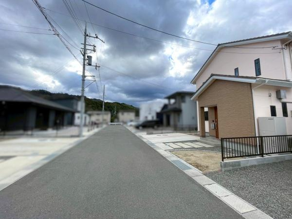 桃山町元　中古戸建の前面道路含む現地写真