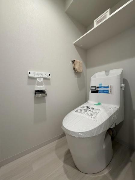 東戸塚サンハイツのトイレ|清潔感のあるトイレは、シンプルで使いやすい設計となっており、日々の暮らしに快適さと安心感をもたらします。