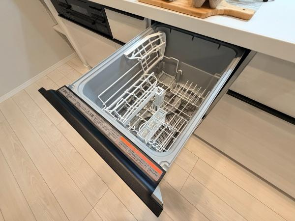 東戸塚サンハイツのキッチン|食洗機を備えたキッチンは、後片付けの手間を軽減し、家事の時短に貢献。毎日の暮らしをより快適にサポートします。