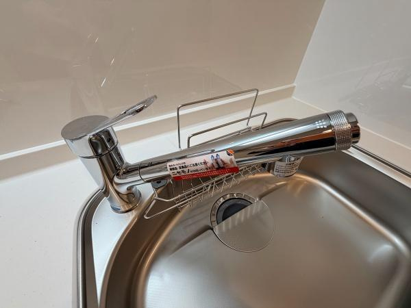 東戸塚サンハイツのキッチン|リノベーション済みの水回りは、設備を一新し清潔感と使いやすさを両立。毎日の暮らしを快適にサポートします。