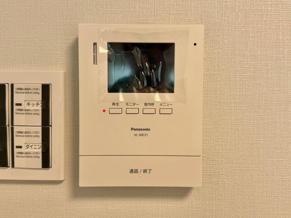 東戸塚サンハイツのその他|モニター付きインターホンを備え、来訪者の顔を室内から確認できるため、防犯性と安心感の高い暮らしをサポートします。