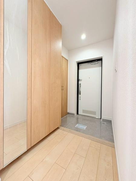コスモ新百合ヶ丘の玄関|玄関には大容量のシューズクローゼットがございます。