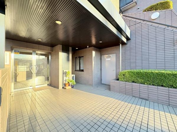 コスモ新百合ヶ丘のその他|マンションのメインエントランスです。