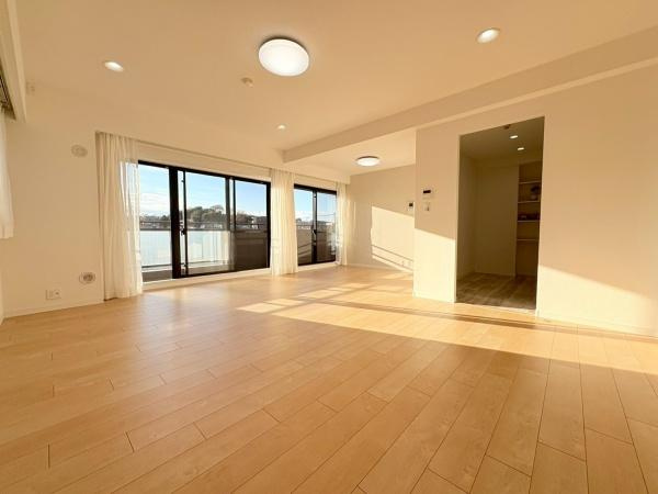 コスモ新百合ヶ丘の居間・リビング|明るい清潔感のあるリビングダイニングです。