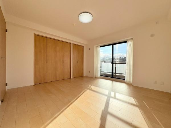 コスモ新百合ヶ丘の洋室|日当たりの良い居室です。大きなクローゼット付き