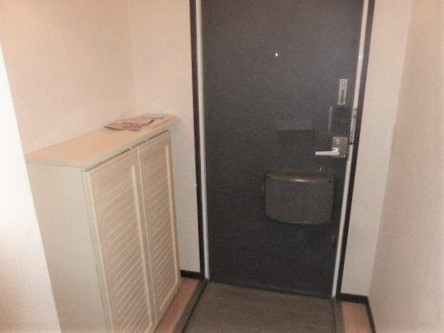 ビラージュＹＳ　Ｂの玄関|収納もある玄関です