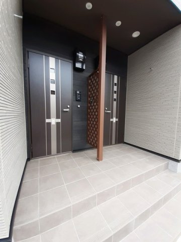 メゾンネージュⅡ番館のエントランス