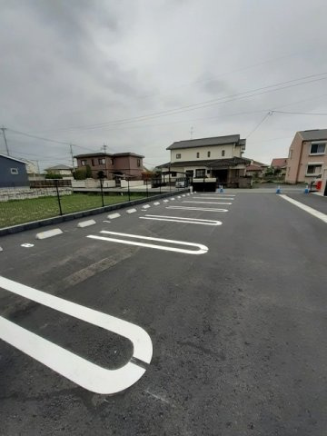 メゾンネージュⅡ番館の駐車場