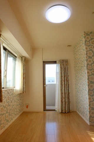 アルファステイツ佐古一番町の洋室|角部屋の明るい洋室①6.4帖