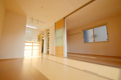 【居間・リビング】 | サンセール | こちらのリビングで趣味の時間をお楽しみください