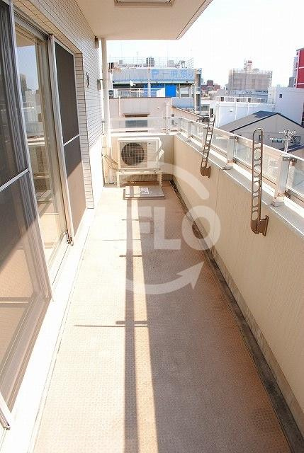コスモリード谷町六丁目のバルコニー|ドゥーエ谷町　ワイドバルコニー　南向き