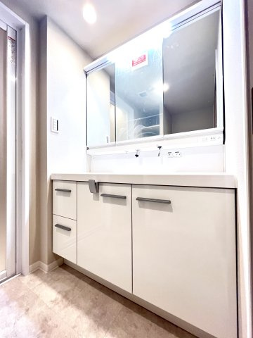 ファミール長居公園の洗面所|明るい洗面所です