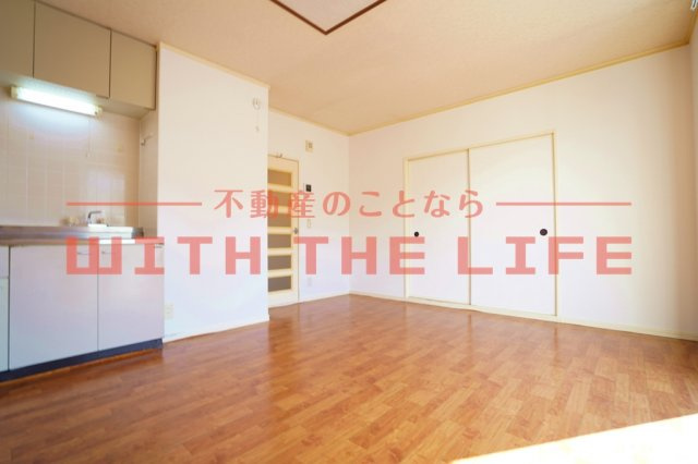 ウエストヴィレッジ【キャッシュバック対象物件】の居間・リビング|ゆったり過ごせる居間です※現状優先