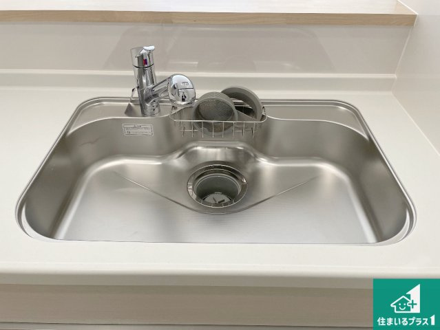 羽曳野市はびきの　第10期　新築一戸建ての独立洗面台|清潔感のある洗面台です。フラットな鏡は掃除がしやすく毎日清潔！ホースは引き出して使えるので洗顔やお掃除の際に便利です！