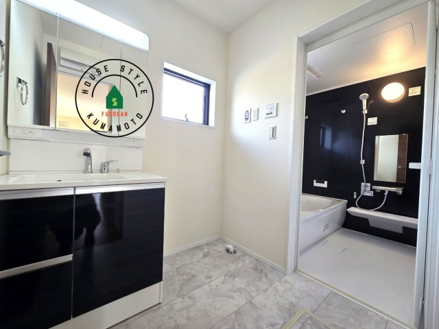 合志市須屋第13-2棟（2号棟）の内観：施工例|ゆとりの洗面スペースで朝の身支度もスムーズに。暮らしを快適に変えるシャワー付洗面台です！