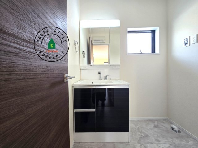 合志市須屋第13-2棟（2号棟）の内観：施工例|毎日使うものだから清潔な空間を保ちたい水回り。洗面にはそんな願いを解消させてくれる収納アイデアが満載です。三面鏡の裏側にはキャビネットが現れ小物から背の高い物まで収納できます。