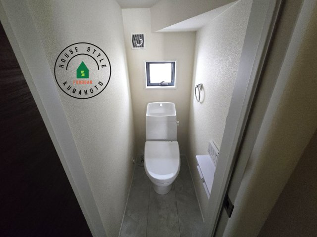 合志市須屋第13-2棟（2号棟）の内観：施工例|温水洗浄便座を完備しております。2ヶ所にトイレがあるのは朝の慌ただしい時間も安心です。