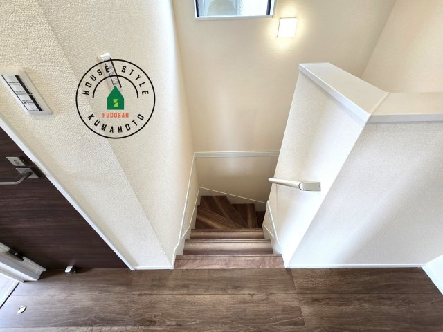 合志市須屋第13-2棟（2号棟）の内観：施工例|＜手すり付階段＞手すりがないと階段の昇り降りで危険なことはもちろん、壁に手をつきながら歩くことで壁紙が汚れやすくなります。すべての方に快適に昇り降りしていただくため、手すりを設置しました。