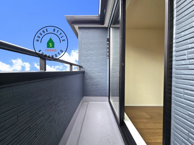 合志市須屋第13-2棟（2号棟）の外観：施工例|風をしっかりと感じられるバルコニーでは、毎日が洗濯日和です。広々としているので洗濯も楽しくなるでしょうし、気分転換にバルコニーからの眺めを楽しむのもいいでしょう。