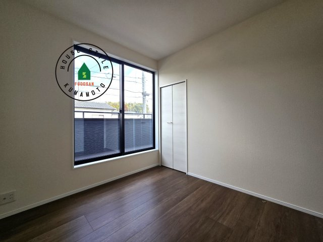 合志市須屋第13-2棟（2号棟）の内観：施工例|採光良好な洋室は全居室、複層ガラスの遮熱効果と断熱効果で、一年中快適に過ごせます。