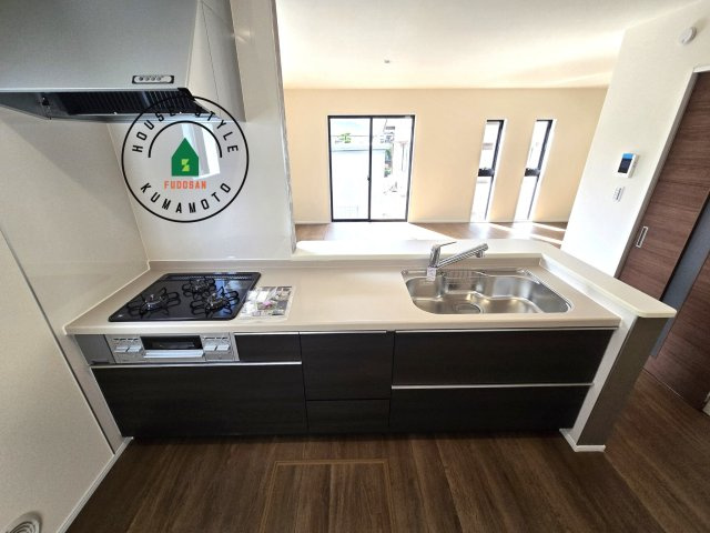 合志市須屋第13-2棟（2号棟）の内観：施工例|ご家族を近くに感じられる対面キッチンのLDK。会話もはずみそうですね。