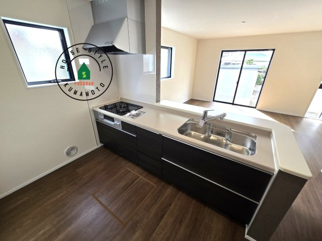 合志市須屋第13-2棟（2号棟）の内観：施工例|ダイニングテーブルへの配膳がラクラク、お料理はかどるカウンター付きシステムキッチン！