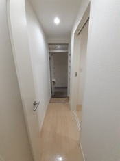 明るい色調の室内です