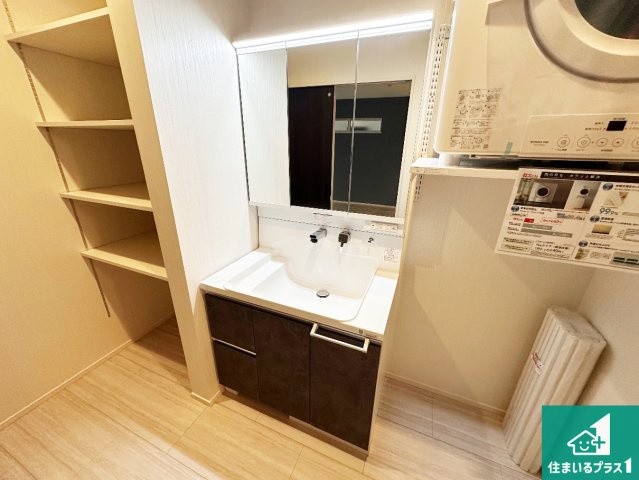 加古川市加古川町河原　第1期　新築一戸建ての独立洗面台|清潔感のある洗面台です。フラットな鏡は掃除がしやすく毎日清潔！鏡裏には収納があるのでスッキリとした洗面台が保てます。