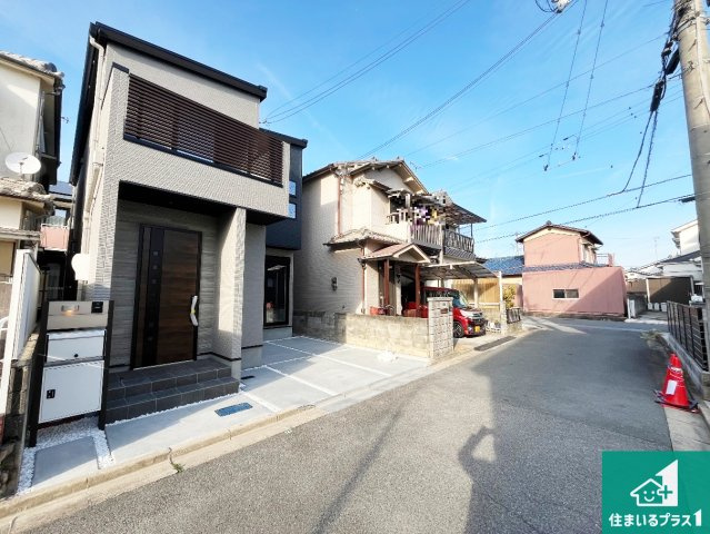 加古川市加古川町河原　第1期　新築一戸建ての前面道路含む現地写真|周辺は閑静な住宅街！前面道路広々で車の出し入れも便利です。駐車が苦手な方でも安心して車庫入れできます！